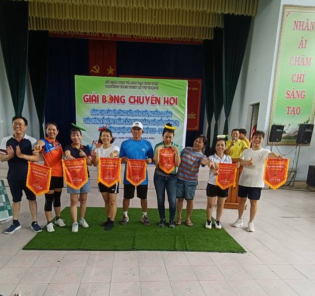 Công đoàn Trường THCS THSP Lý Tự Trọng đã tổ chức thành công Giải bóng chuyền hơi cho cán bộ công nhân viên chức người lao động năm 2024